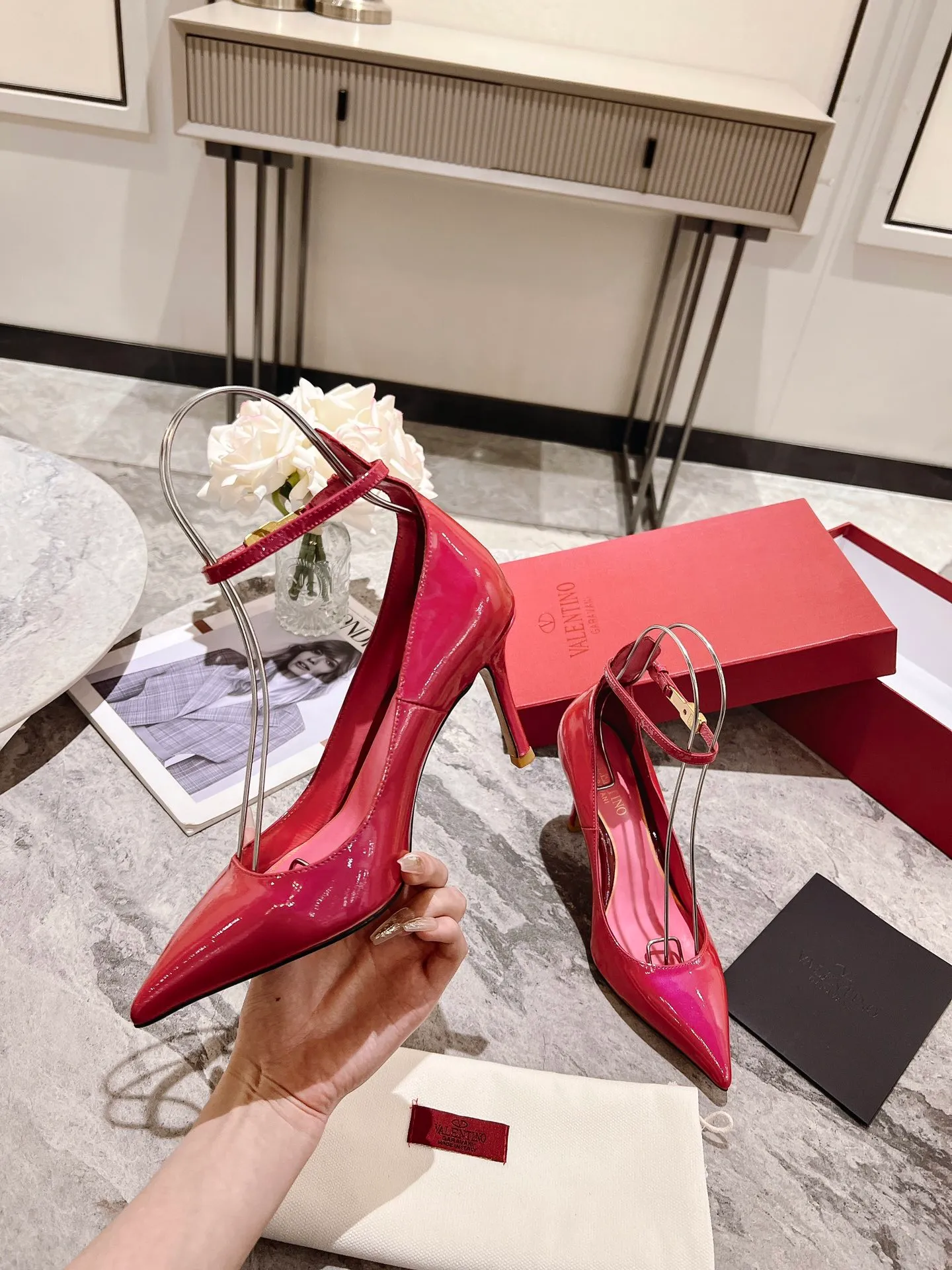 👟👟Ex-factory price 440👟👟 Genuine leather sole +40 Top version 𝑉𝐴𝐿𝐸𝑁𝑇𝐼𝑁𝑂 Valentino new spring and summer women's 6⃣️color patent leather shoes. Unique (small V-label buckle) hardware brings out a full sense of high-end, and the new season will live up to expectations! Worth buying ★ Qipi is absolutely high-grade ❥Original method, absolutely sensual ❥Elegant style, creating a different feeling, simple and elegant style!  Code number: 35-41 (34-42 customized) Fabric: Imported patent leather Lining: Sheepskin lining Heel height: 7cm-10cm2⃣️Various heel height options Leather outsole Rubber outsole